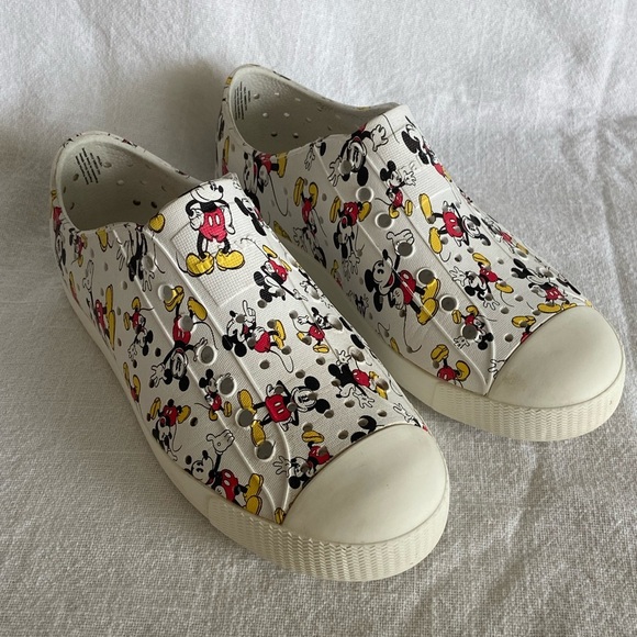 NATIVE Shoes Kids Size J2 Disney Jefferson Mickey Mouse Print All Over Water - Picture 1 of 7